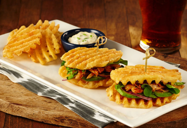 Waffles de McCain CrossTrax recheados com Frango McCain Food Service